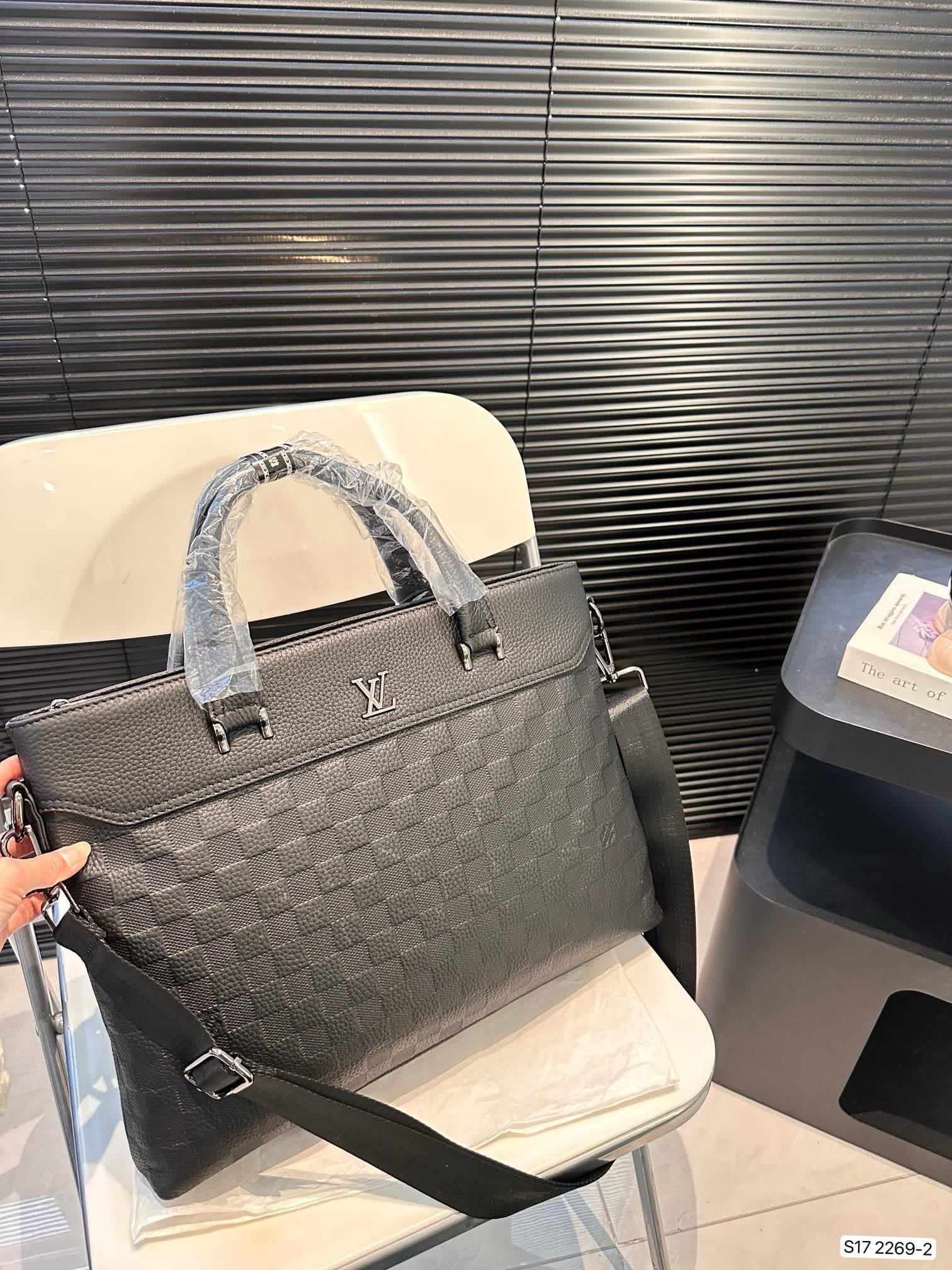 66ijJU5j-IMG_6209.jpg Louis Vuitton briefcase - Image 1