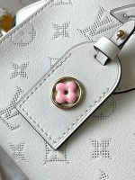 Louis Vuitton M11274 OnTheGo East West - Image 5
