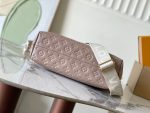 Louis Vuitton M12071 Coussin Hobo MM - Image 4