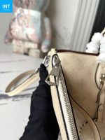 Louis Vuitton M21909 Blossom PM - Image 9