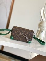 Louis Vuitton M12808 Steamer Wearable Wallet - Image 4