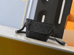 Louis Vuitton M12636 Pulse Wearable Wallet - Image 2