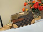 Louis Vuitton M26020 Trocadéro Wearable Wallet - Image 2