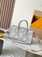 Louis Vuitton M14213 OnTheGo East West - Image 4