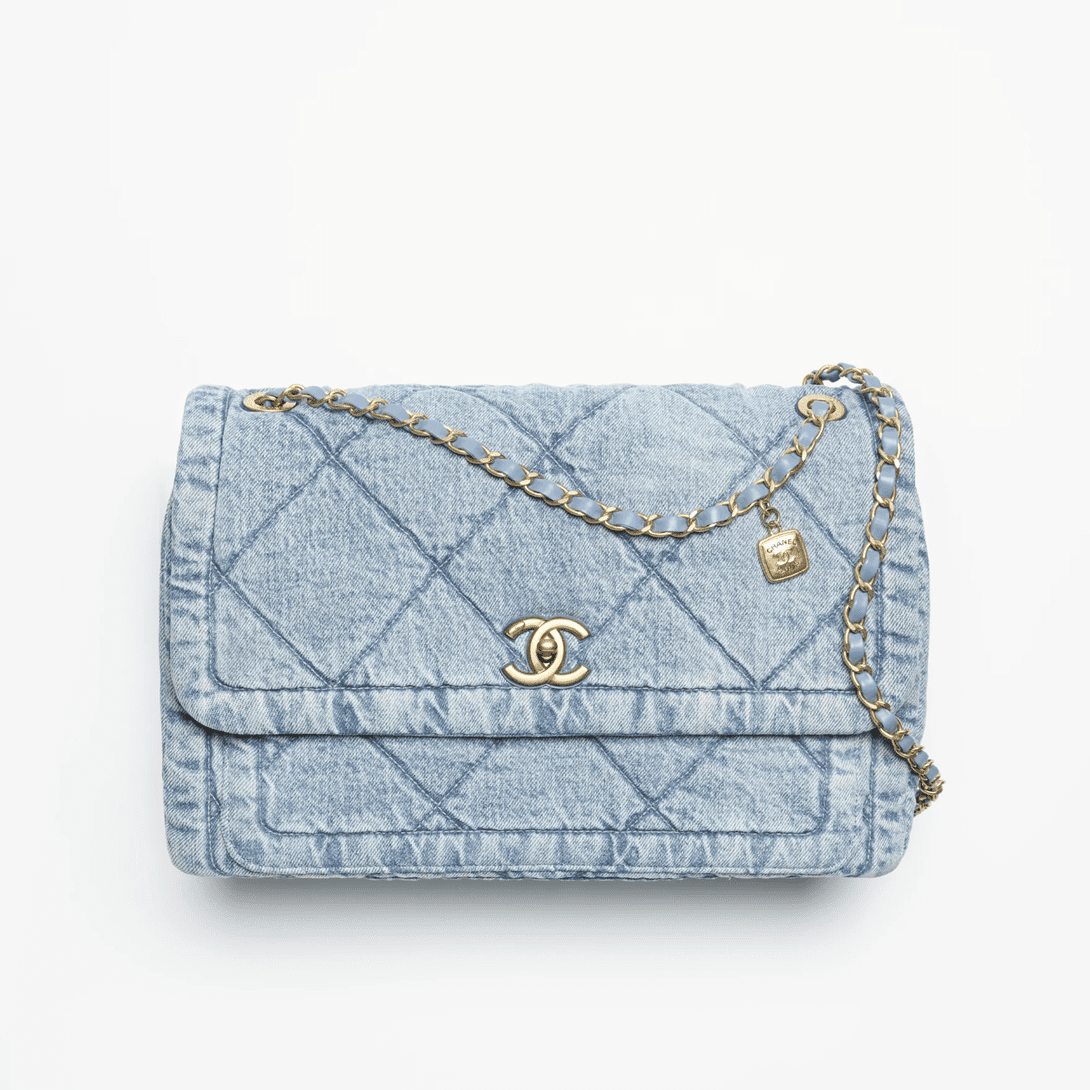 d3f49115cb13a4a2e6bb5dd3ee3f201e.png Chanel Maxi Flapbag - Image 1