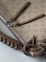 Louis Vuitton M56084 Beaubourg Hobo MM - Image 8