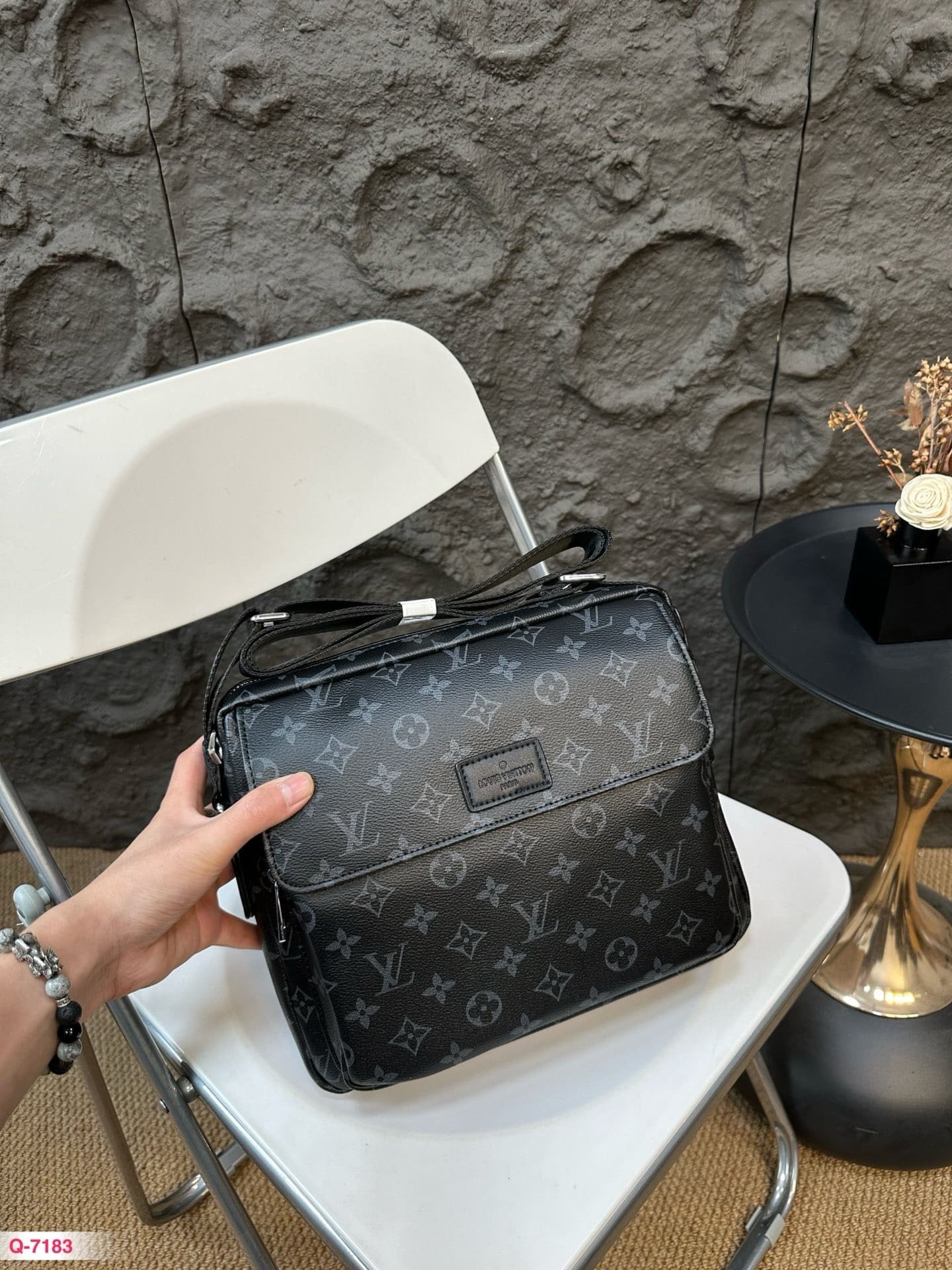 zSy4Q6ef-IMG_6253.jpg Louis Vuitton briefcase - Image 1